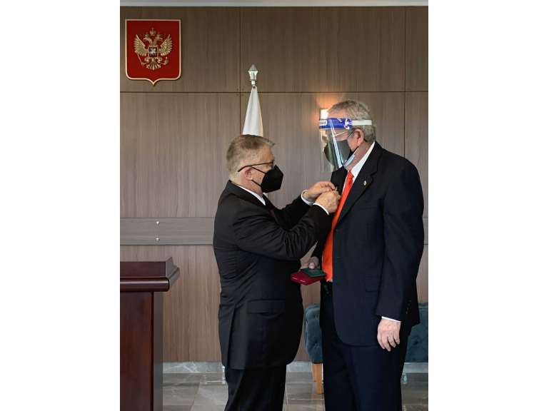 Вручение А.Фабреге нагрудного знака МИД России "За взаимодействие" / La entrega de la insignia "Por la Interacción" del MAE de Rusia al Excmo. Sr. A.Fábrega 
