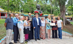 О возложении цветов к памятнику А.С.Пушкину в Панамском университете